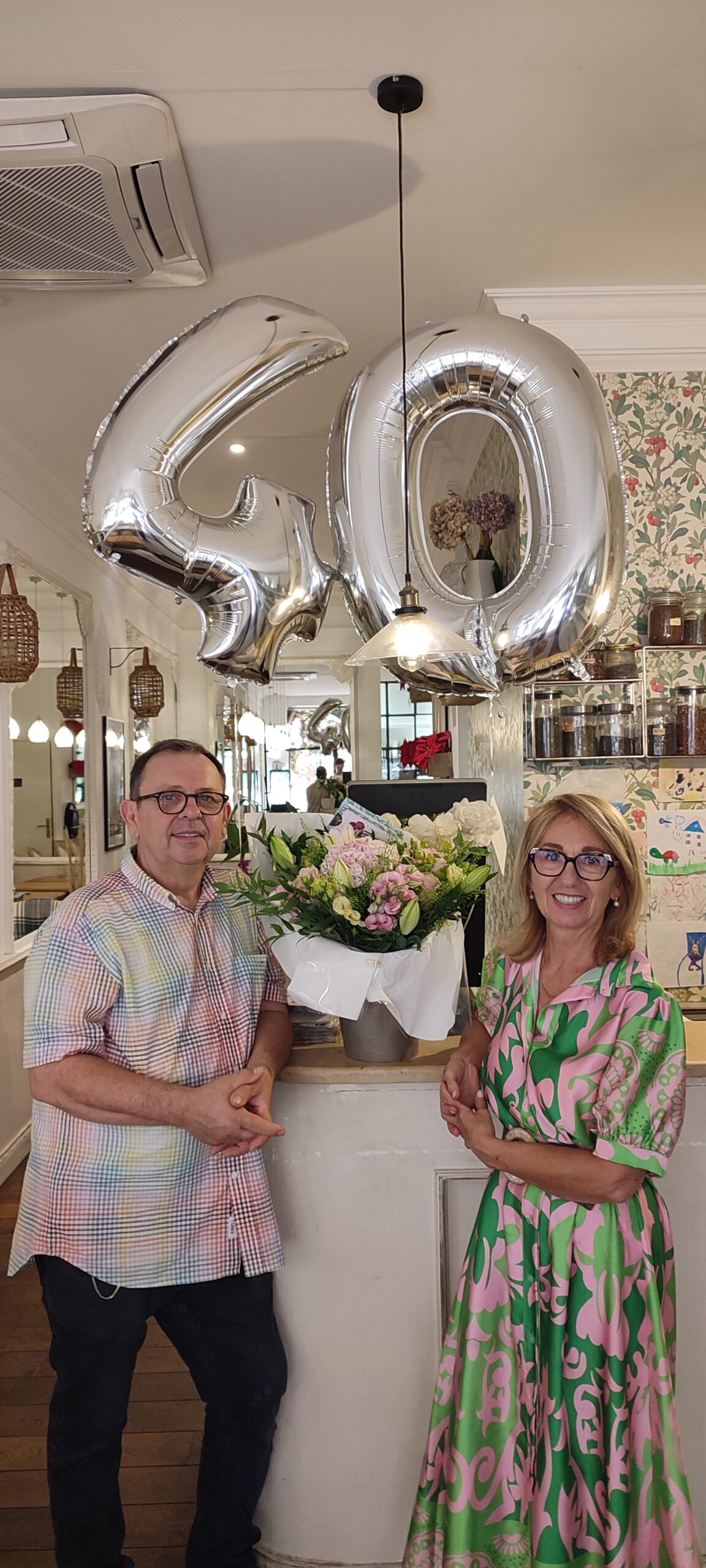 Sylvie et son mari dans leur restaurant, lors de leurs 40 ans de mariage.